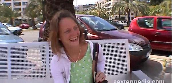  Duennes Sexy Teenie auf Mallorca pinkelt auf der Finca